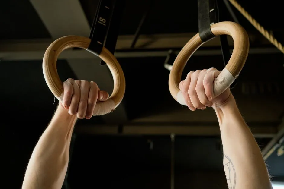 To hender griper gymringer hardt, viser grep med løsnegler under trening