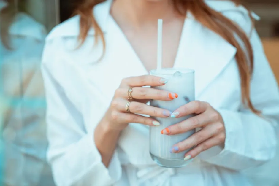 Håndmodell med milky negler og naturlig sminke