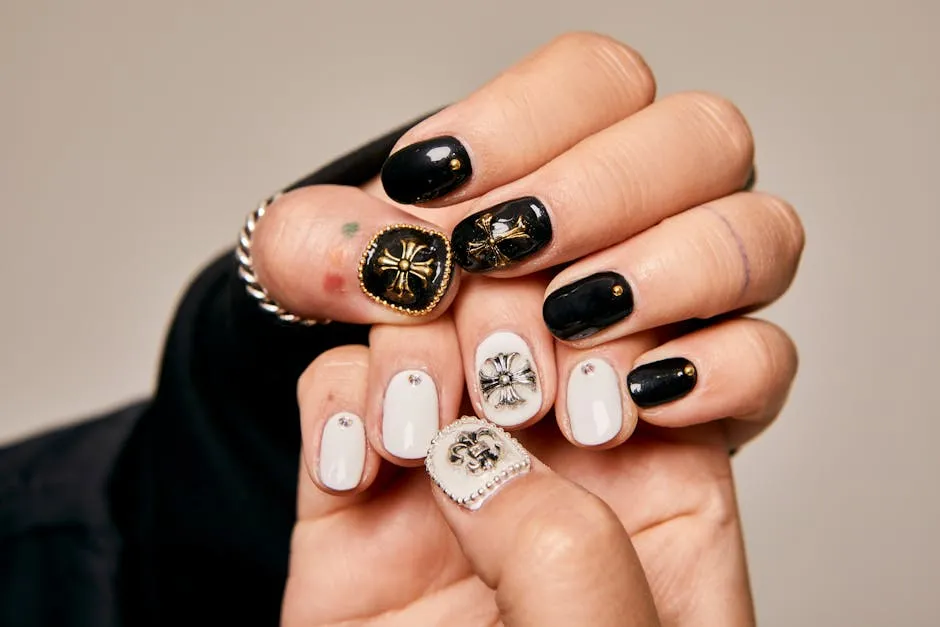 Nahaufnahme von kunstvoller Nageldekoration in Schwarz Weiss mit feinen Details