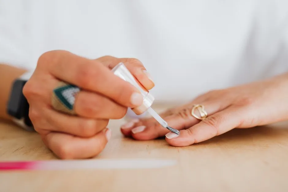 Manikyr och nagelvård för att få långa naglar naturligt