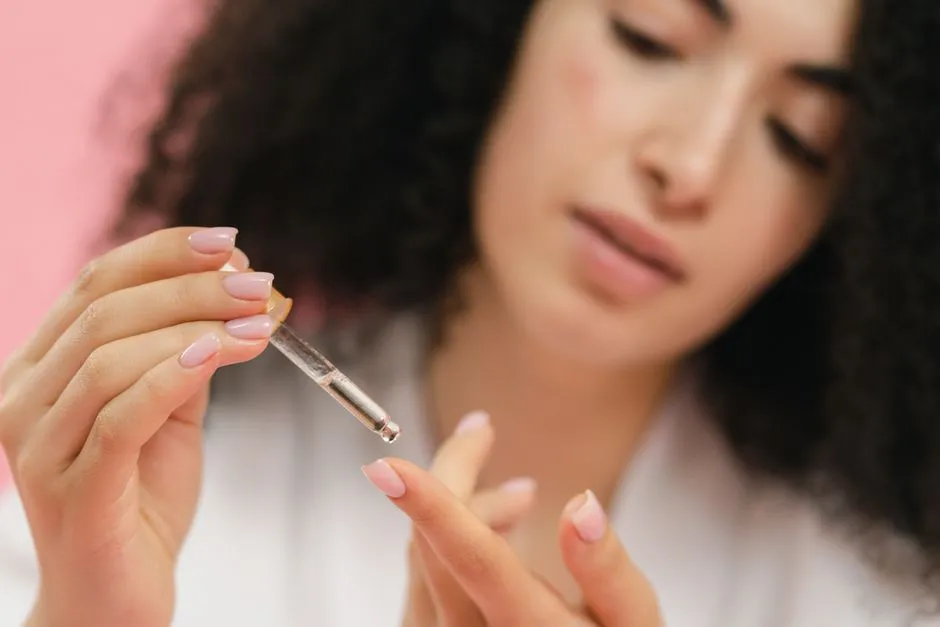 Nagelserum droppas på för naturligt långa naglar